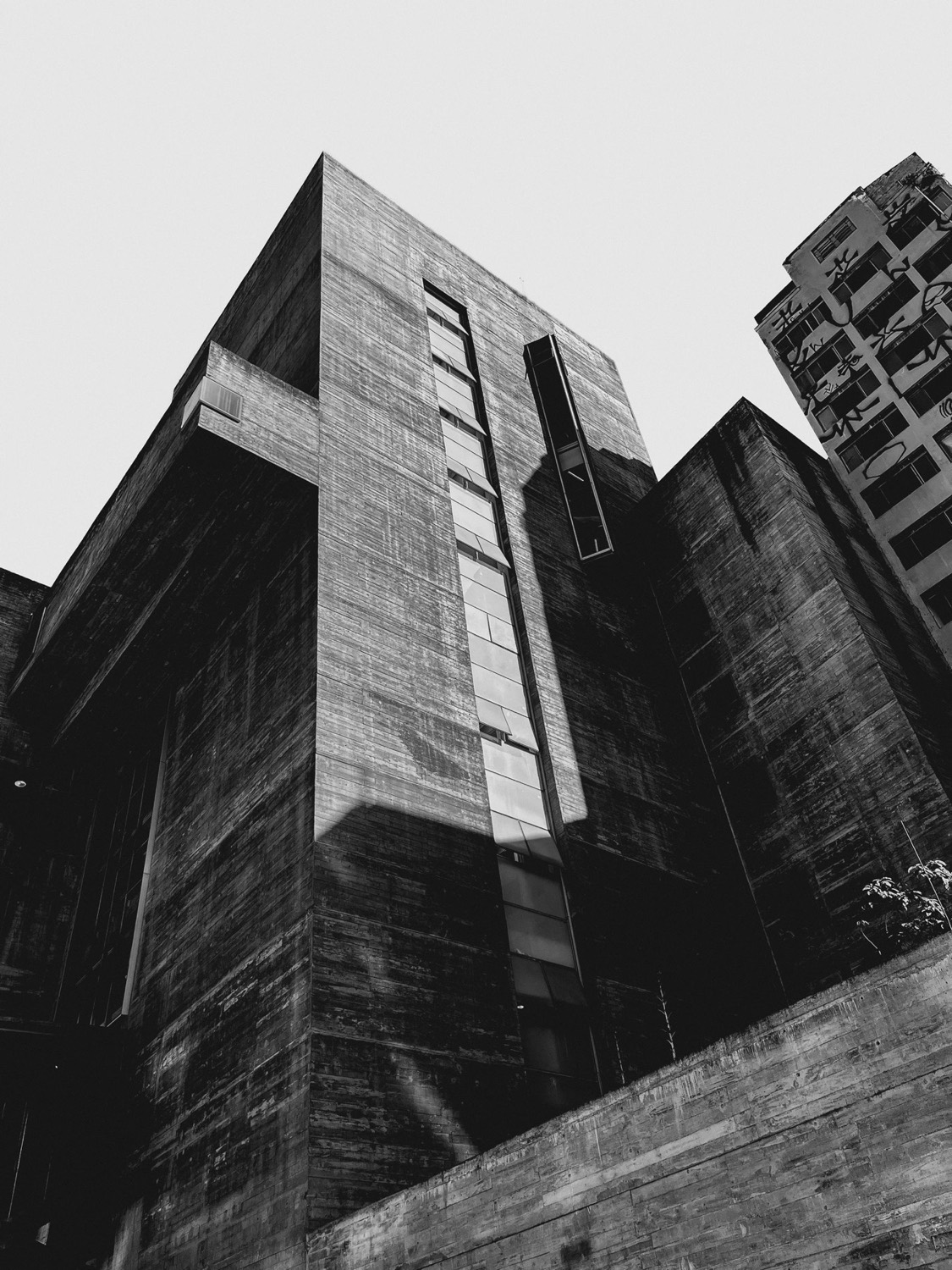 Betonfassade eines Bürogebäudes von unten
