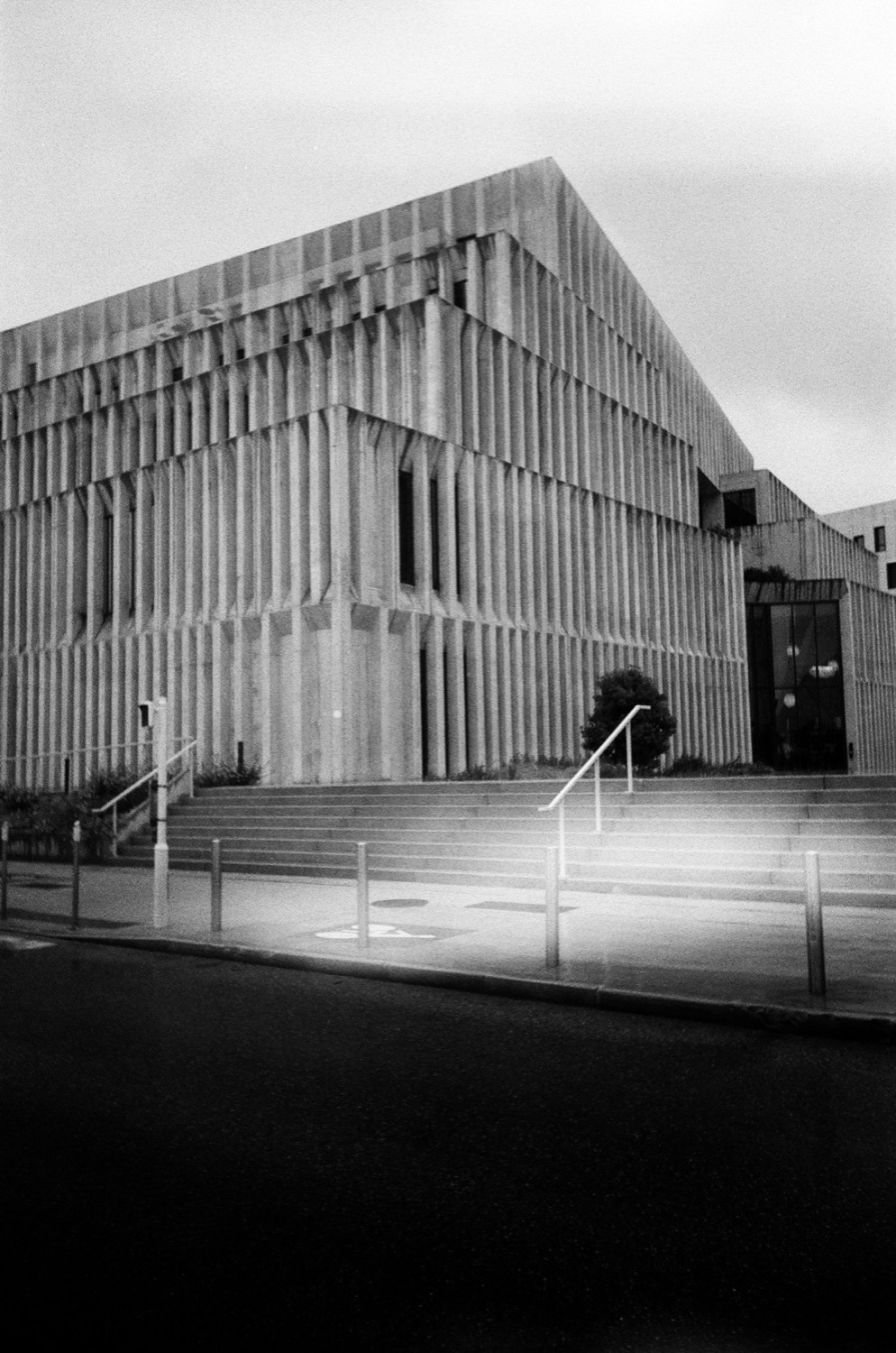 Moderne Fassade mit Treppenanlage bei Nacht