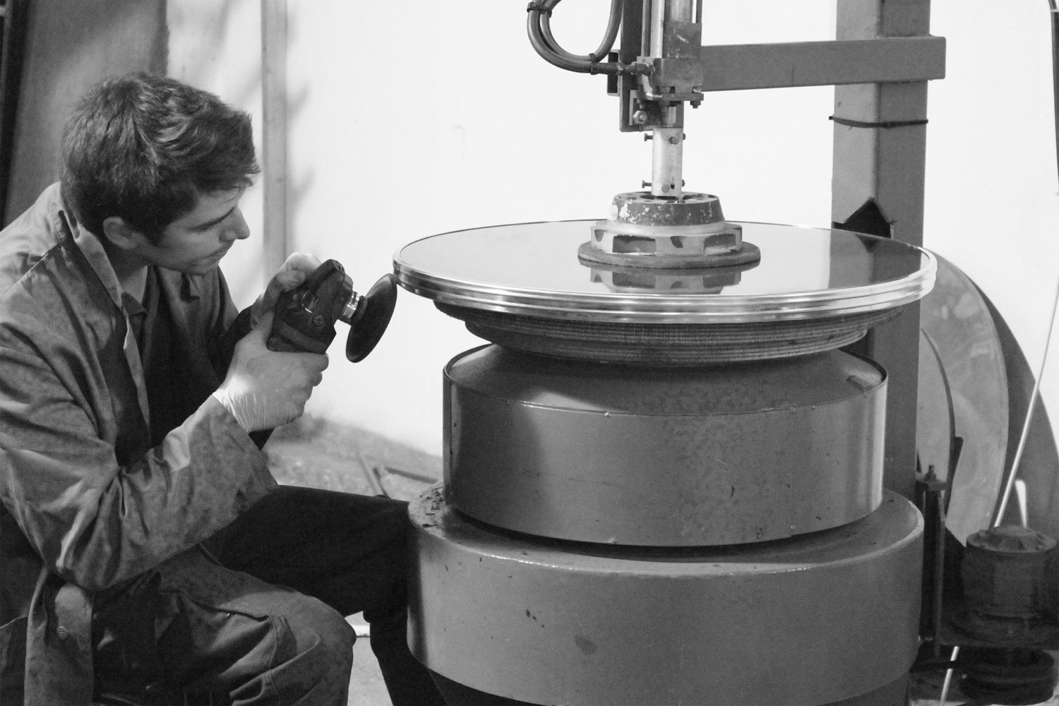 Ein Arbeiter bearbeitet ein Metallteil an einer Maschine