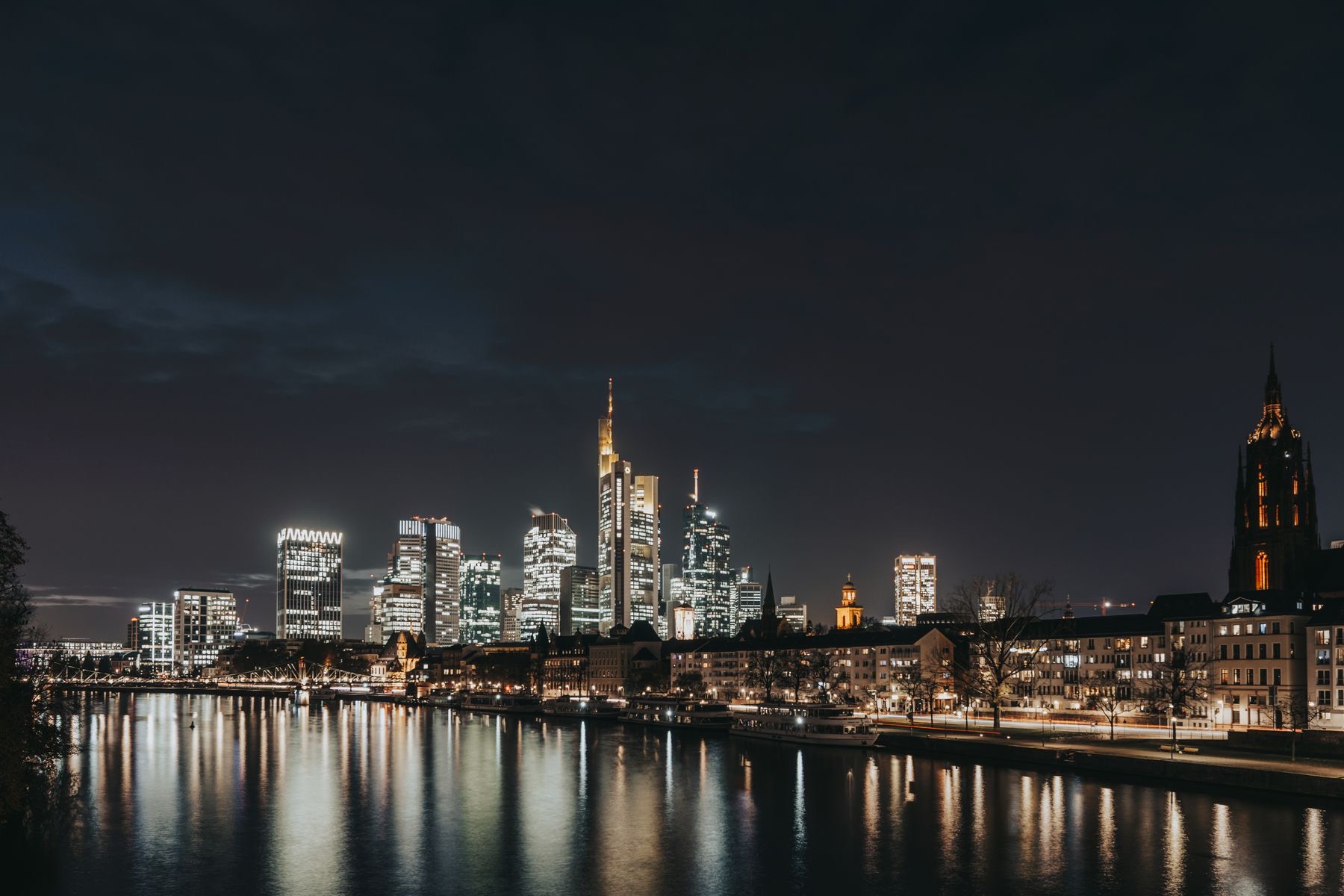 Frankfurter Bankenviertel bei Nacht, im Vordergrund der Main