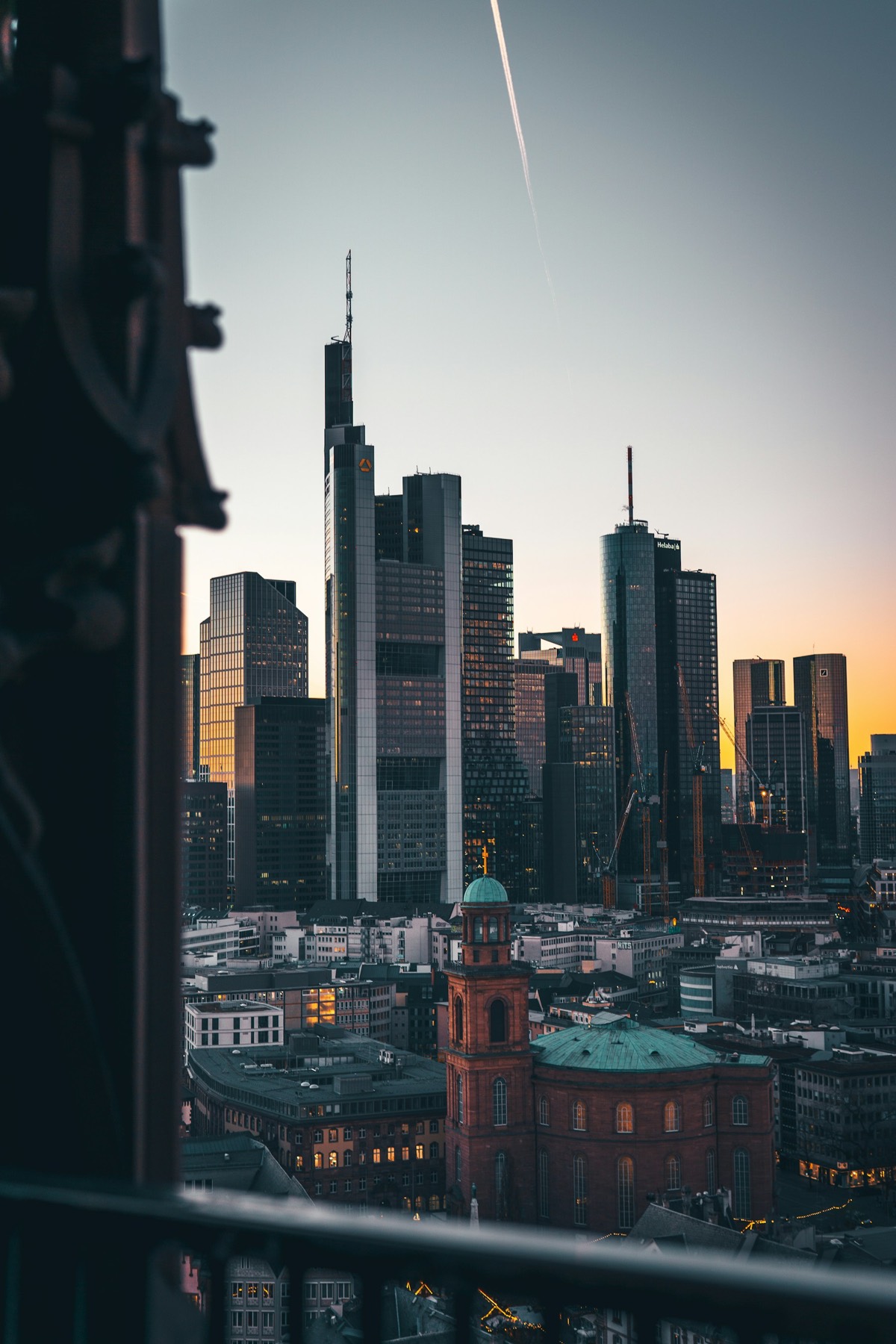 Frankfurter Innenstadt mit Paulskirche und Hochhäusern im Abendlicht