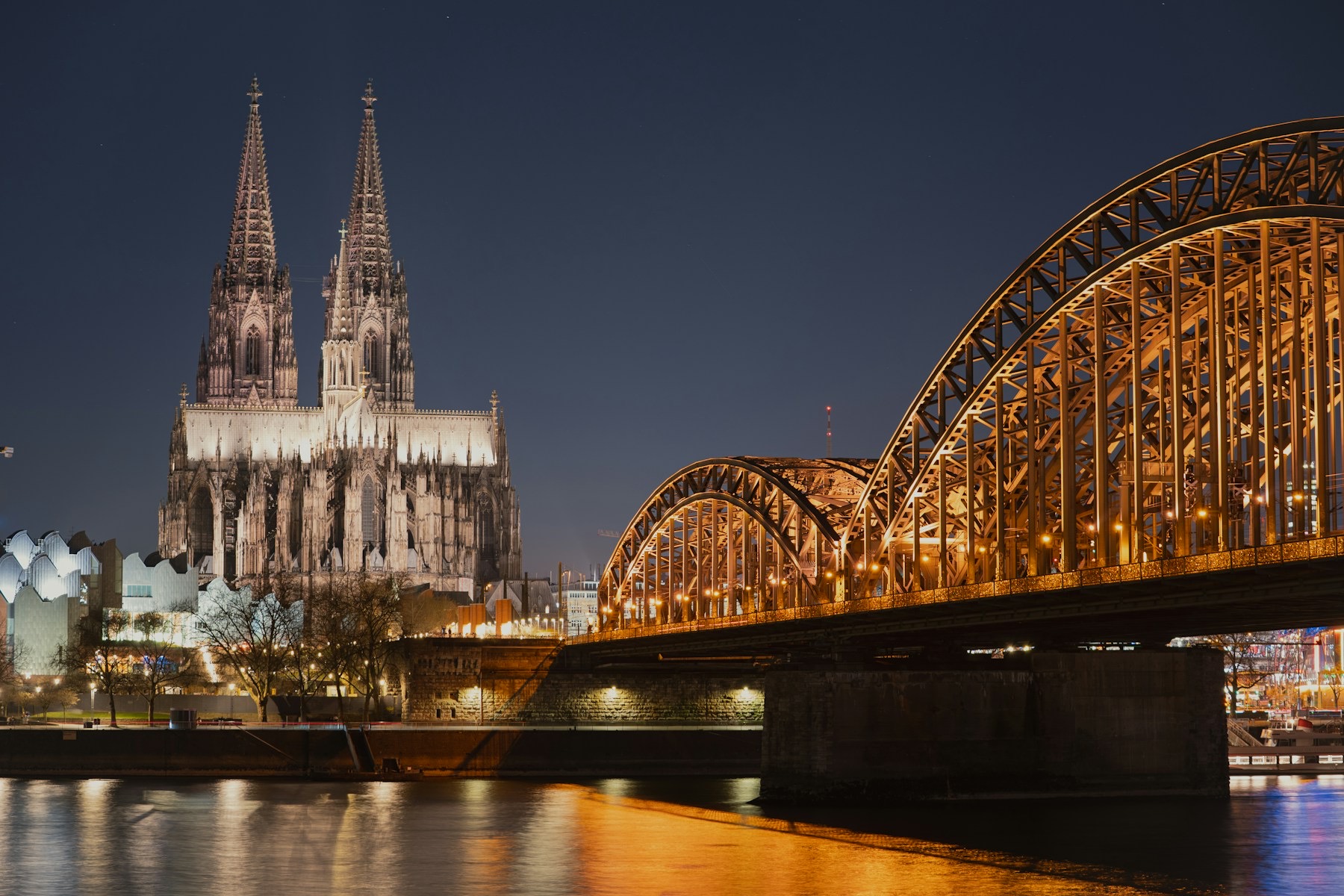 Kölner Dom und Hohenzollernbrücke bei Nacht