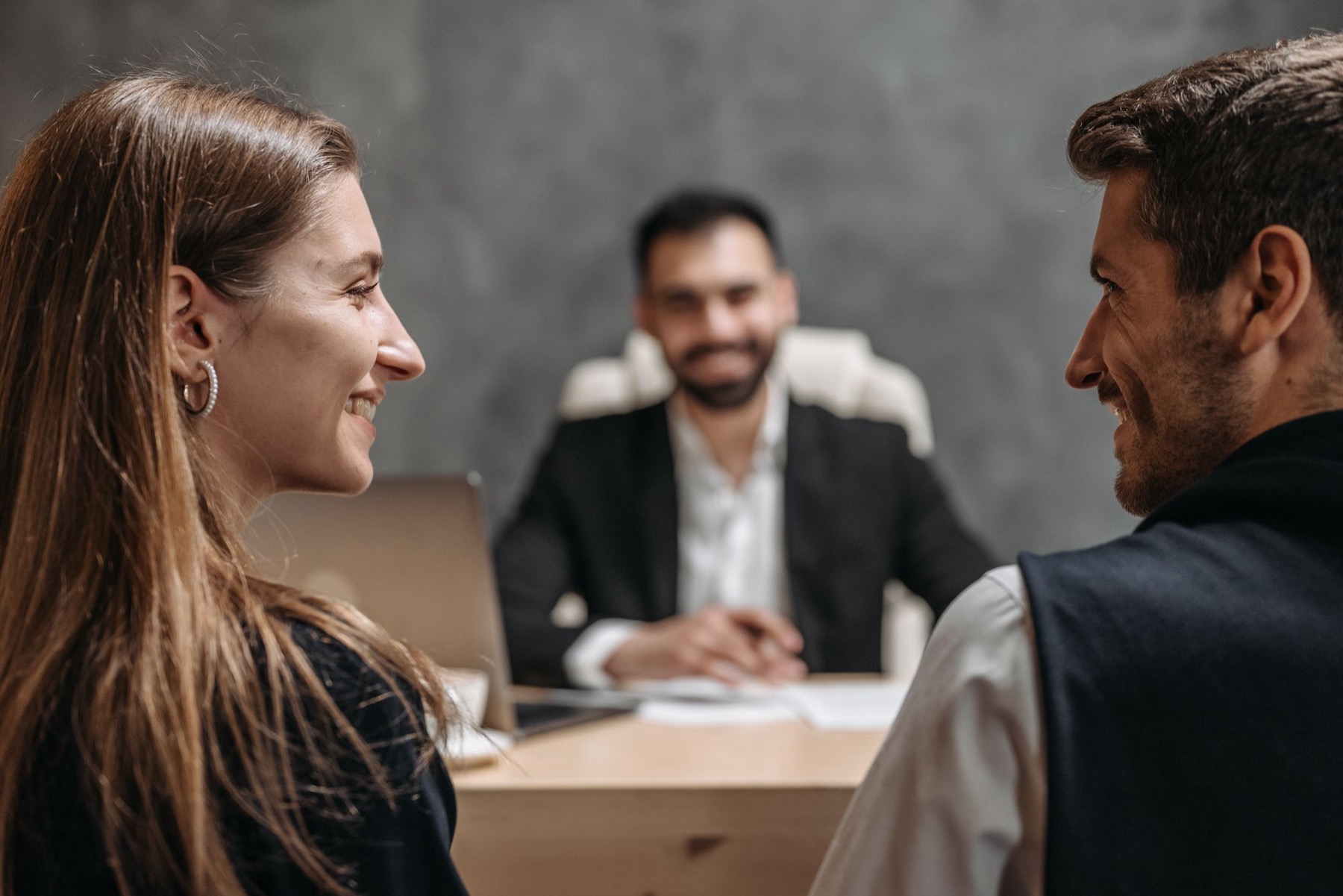 Ein Paar im Gespräch an einem Besprechungstisch